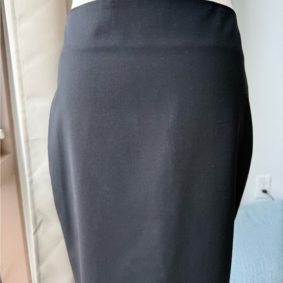 Theory Black Pencil Skirt with Sleek Design - Picture 2 of 9